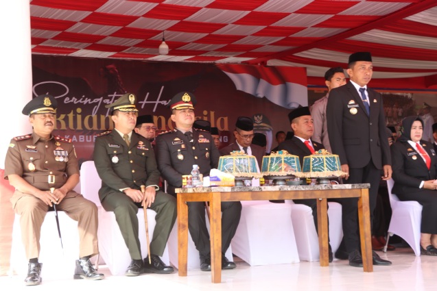 Kapolres Sidrap AKBP Fantry Taherong bersama Forkopimda menghadiri upacara Hari Kesaktian Pancasila ke-80 tahun 2025 di Kompleks SKPD Sidrap.