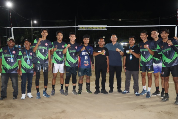 Kapolres Sidrap AKBP Fantry Taherong bersama tim bola voli peserta Manisa Cup III 2025 di Lapangan Rethander, Baranti, Sidrap.