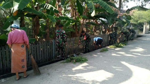 Personil TNI Koramil 03/Maritengngae bersama warga membersihkan saluran air dalam karya bakti gotong royong di Desa Aka Akae, Sidrap.
