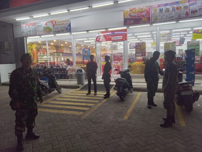 Anggota Koramil 04/Watang Pulu patroli malam di depan minimarket Sidrap untuk menjaga keamanan wilayah.