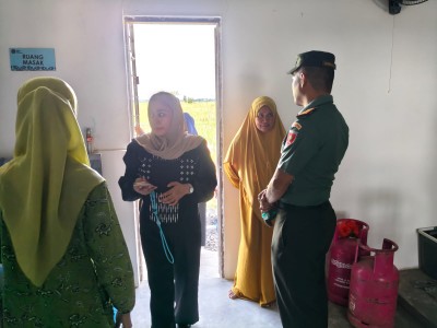 Ws. Pasiter Kodim 1420/Sidrap Lettu Inf Murjalil bersama Wakil Bupati Sidrap saat monitoring dapur SPPG Program Makanan Bergizi Gratis.
