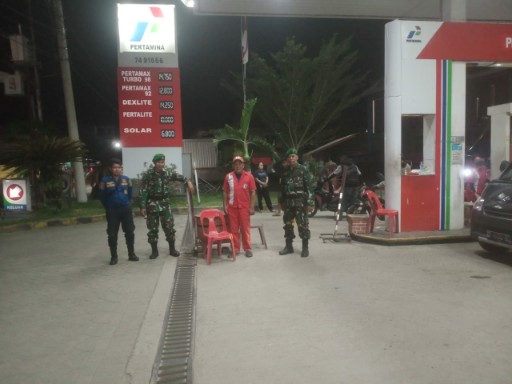 Anggota Koramil 05 Dua Pitue bersama komponen pendukung saat melaksanakan patroli malam di SPBU Tanrutedong, Sidrap.
