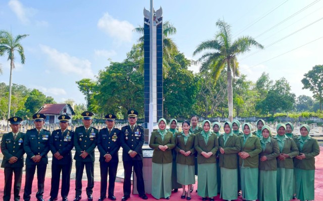 Personel Kodim 1420 Sidrap bersama Persit Kartika Chandra Kirana saat Upacara Ziarah Nasional di TMP Mario, Sidrap, peringati HUT TNI ke-80.