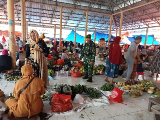 Babinsa Koramil 06/Panca Rijang, Serka Syahniawan Dani, melakukan pemantauan harga kebutuhan pokok di Pasar Sentral Rappang Sidrap.