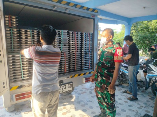 Babinsa Kodim 1420 Sidrap mendampingi distribusi makanan bergizi gratis untuk siswa sekolah di Kabupaten Sidrap.