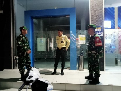 Babinsa Koramil 1420-06/Panca Rijang melaksanakan patroli malam di Kelurahan Rappang, Sidrap.