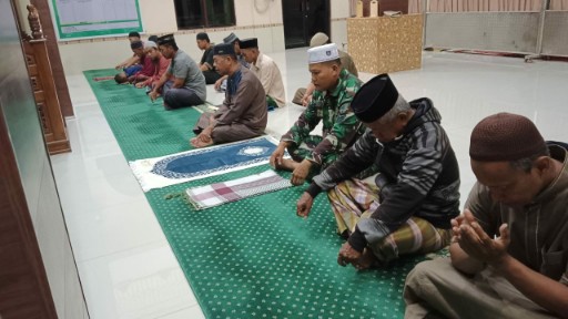 Babinsa Kodim 1420 Sidrap melaksanakan Safari Subuh berjamaah bersama warga di masjid desa sebagai bagian dari kegiatan komunikasi sosial untuk mempererat hubungan TNI dan masyarakat.