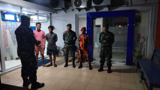 Babinsa Koramil 07/Baranti bersama warga melaksanakan patroli malam Siskamling di wilayah Baranti, Sidrap, untuk menjaga keamanan lingkungan dan menciptakan suasana aman serta kondusif.