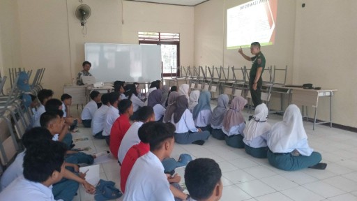 Danramil 1420-03/Maritengngae Kapten Arh Ridwan memberikan materi wawasan kebangsaan kepada para siswa Sekolah Rakyat Terintegrasi 66 Sidrap dalam kegiatan Masa Pengenalan Lingkungan Sekolah.