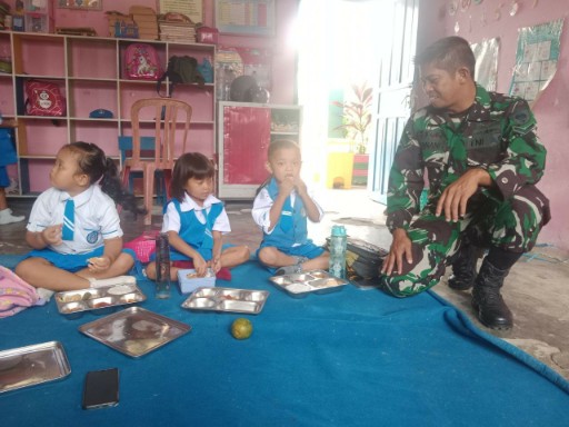 Babinsa Kodim 1420/Sidrap mendampingi anak-anak PAUD saat menikmati program Makan Bergizi Gratis di Kabupaten Sidrap.