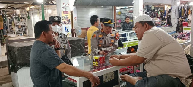 Kapolsek Panca Rijang AKP Abustam bersama personel Polsek berdialog dengan pedagang di Pasar Sentral Rappang, memastikan situasi pasar tetap aman dan kondusif selama patroli rutin.