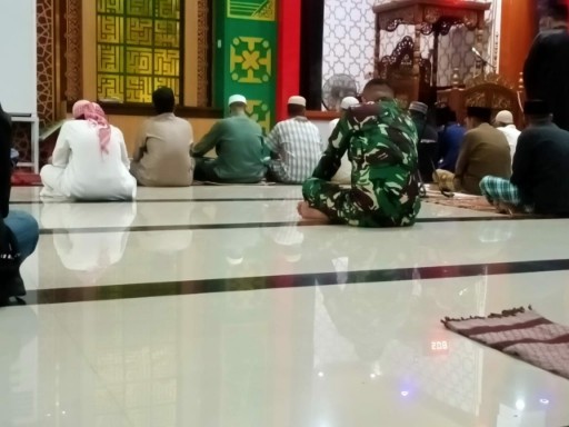 Anggota Kodim 1420 Sidrap mengikuti salat Subuh berjamaah bersama masyarakat dalam kegiatan Safari Subuh dan Komunikasi Sosial di masjid wilayah binaan.