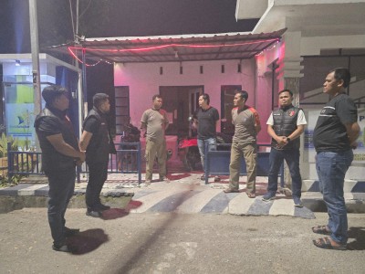 Personel Unit Resmob Polres Sidrap menerima arahan sebelum melaksanakan patroli malam di wilayah Kabupaten Sidrap.