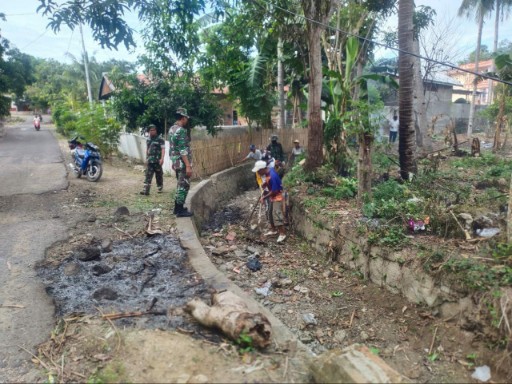 Anggota Koramil 01 Panca Lautang bersama warga membersihkan parit utama di Bilokka untuk mencegah banjir dan menjaga kebersihan lingkungan.