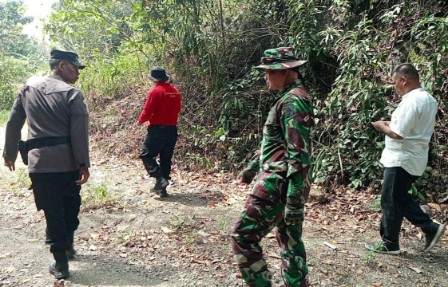 Babinsa Kelurahan Batu Pelda Rusdi bersama tim Kementerian Kehutanan melakukan patroli hutan lindung di perbatasan wilayah Sidrap untuk mencegah kebakaran dan perambahan hutan.