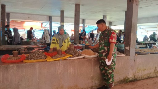Babinsa Koramil 07 Baranti memantau harga bahan pokok di Pasar Sentral Baranti untuk memastikan stok aman dan harga tetap stabil bagi masyarakat.