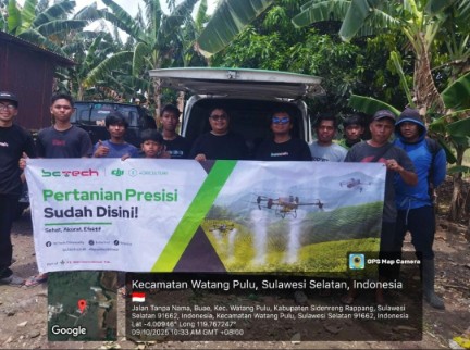 Tim PT. BISI International Tbk bersama Bctech berfoto bersama usai melaksanakan demo Drone DJI Agras di lahan pertanian Desa Buae, Kecamatan Watang Pulu, Sidrap.