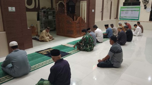 Babinsa Kodim 1420/Sidrap melaksanakan Safari Sholat Subuh berjamaah bersama warga di masjid wilayah Kabupaten Sidenreng Rappang untuk mempererat silaturahmi dan komunikasi sosial.