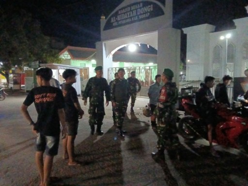 Danramil Dua Pitue Lettu Inf Murjalil memimpin patroli malam gabungan di depan Masjid Besar Al-Hidayah Dongi, Kecamatan Pitu Riawa, Sidrap.