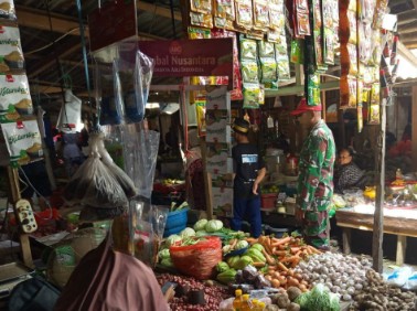 Babinsa Koramil 1420-05/Dua Pitue Sertu Bustan memantau harga bahan pokok di Pasar Sentral Tanru Tedong Sidrap untuk menjaga stabilitas harga dan ketersediaan sembako.