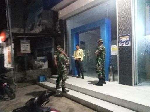 Anggota Koramil 06 Panca Rijang bersama petugas keamanan melakukan patroli malam di wilayah Rappang untuk menjaga situasi aman dan kondusif di Sidrap.