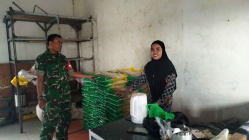 Babinsa Koramil 1420-04/Watang Pulu, Pelda Andi Akbar, memantau stok dan harga bahan pokok bersama pedagang di Pasar Lawawoi, Sidrap.