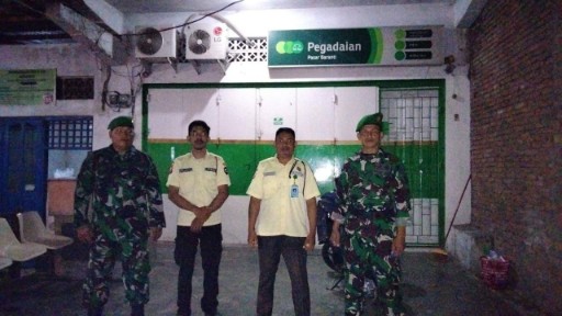 Anggota TNI Koramil 07/Baranti bersama petugas keamanan melaksanakan patroli malam di kawasan Baranti, Sidrap, untuk menjaga keamanan dan ketertiban masyarakat.