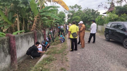Anggota Koramil 04 Watang Pulu bersama siswa SMK Negeri 3 Sidrap melaksanakan karya bakti membersihkan drainase di Desa Cirociroe, Kecamatan Watang Pulu, Sidrap untuk mencegah DBD.