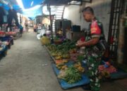 Babinsa Koramil 02/Tellu Limpoe Redam Gejolak Harga di Pasar Amparita