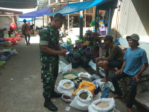 Babinsa Koramil 02/Tellu Limpoe melakukan pemantauan harga bahan pokok di Pasar Amparita, berdialog dengan pedagang untuk menjaga stabilitas ekonomi masyarakat Sidrap.
