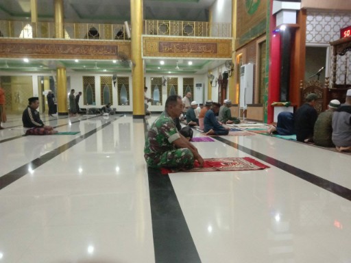 Babinsa Kodim 1420 Sidrap melaksanakan Safari Subuh bersama warga di masjid, mempererat silaturahmi dan menjaga keamanan wilayah binaan.