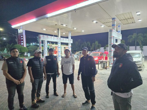 Kasat Reskrim Polres Sidrap AKP Setiawan Sunarto bersama tim Satreskrim melakukan pengawasan di SPBU Sidrap pada malam hari untuk memastikan distribusi BBM bersubsidi berjalan lancar dan bebas penyimpangan.