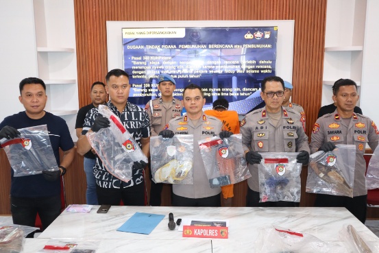 Kapolres Sidrap AKBP Fantry Taherong bersama jajaran Satreskrim memperlihatkan barang bukti kasus pembunuhan sadis di Desa Lombo, Kecamatan Pitu Riase, Sidrap, yang berhasil diungkap dalam waktu kurang dari 12 jam.
