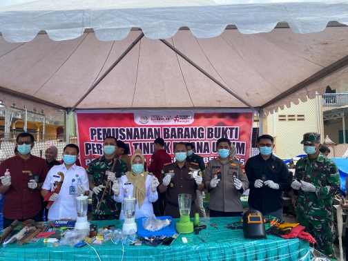 Kejari Sidrap bersama sejumlah pejabat Forkopimda Sidrap saat melakukan pemusnahan barang bukti tindak pidana umum di halaman kantor Kejari Sidrap.