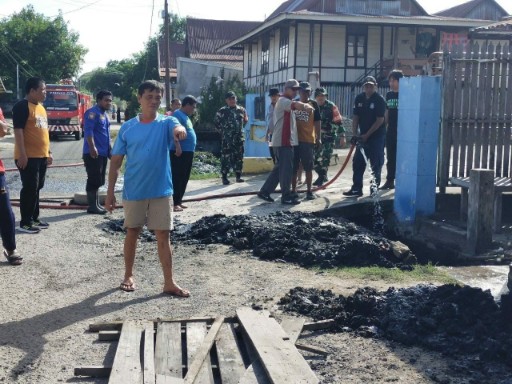 Personel TNI Koramil 06 Panca Rijang bersama warga Lalebata gotong royong membersihkan saluran air untuk cegah banjir di Sidrap.
