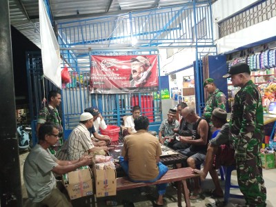 Personel TNI Pos Ramil Pitu Riase berinteraksi dengan warga saat patroli malam di Kelurahan Batu, Sidrap, untuk menjaga keamanan lingkungan.