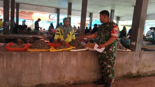 Babinsa Koramil 07/Baranti Serka Anwar memantau harga kebutuhan pokok di Pasar Sentral Baranti, Desa Passeno, Kecamatan Baranti, Kabupaten Sidenreng Rappang.