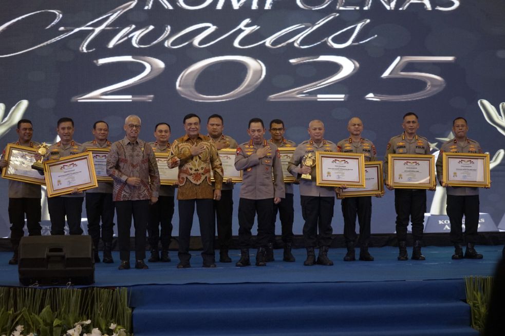 Kapolda Sulawesi Selatan Irjen Pol Drs Rusdi Hartono, M.Si. menerima penghargaan Kompolnas Awards 2025 di Jakarta sebagai Polda terbaik kategori A.