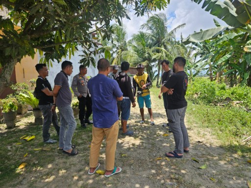 Sejumlah anggota Sat Reskrim Polres Sidrap bersama tim gabungan berdiskusi di lokasi terbuka yang dikelilingi pepohonan saat melakukan penyelidikan kasus penganiayaan berat di Kecamatan Baranti.