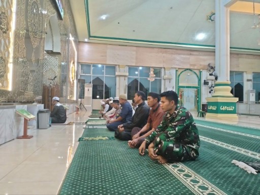 Prajurit TNI Kodim 1420/Sidrap mengikuti salat Subuh berjamaah bersama warga dalam kegiatan Safari Subuh di salah satu masjid di Sidrap.