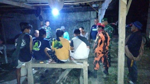 Anggota Koramil 1420-07/Baranti bersama Pemuda Pancasila berdialog dengan warga saat patroli malam di Kecamatan Baranti, Sidrap.