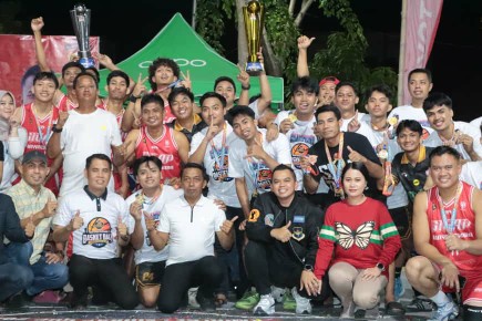 Kapolres Sidrap AKBP Fantry Taherong bersama para pemain dan panitia berfoto bersama usai penutupan Sigap Open Tournament Basketball Kapolres Sidrap Cup 2025 di Lapangan Usman Isa, Sidrap.
