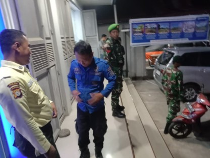 Babinsa Koramil 1420-01 Panca Lautang bersama petugas Damkar dan Satpam melaksanakan patroli malam di wilayah Kelurahan Bilokka, Sidrap.