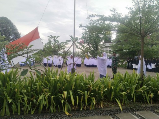Babinsa Koramil 1420-06/Panca Rijang Serma Syahniawan Dani memimpin upacara bendera bersama santri Pondok Pesantren Muammar Gandhi di Sidrap.