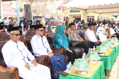 Kapolres Sidrap AKBP Fantry Taherong bersama Bupati Sidrap H. Syaharuddin Alrif dan pejabat daerah menghadiri pembukaan Kemah Santri dan Pentas Seni Hari Santri Nasional 2025 di Lapangan Lancirang, Sidrap.