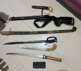 Barang bukti senjata tajam dan senapan angin yang diamankan Polres Sidrap usai insiden bentrokan di Jalan Jenderal Ahmad Yani, Sidrap.