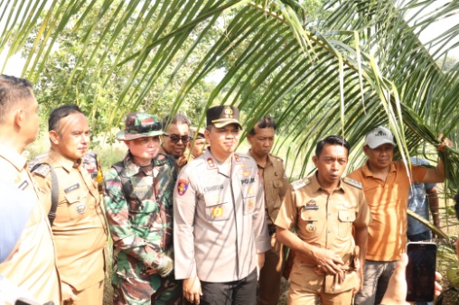 Kapolres Sidrap AKBP Fantry Taherong bersama Bupati Sidrap, pejabat TNI, dan pemerintah daerah meninjau lahan pertanian warga transmigrasi di Desa Lagading Kecamatan Pitu Riase.