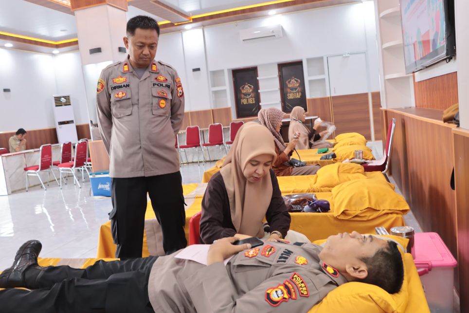 Petugas medis memeriksa kondisi seorang anggota Polres Sidrap yang sedang melakukan donor darah dalam kegiatan bakti sosial HUT Humas Polri ke-74 di Aula Tatya Dharaka Polres Sidrap.