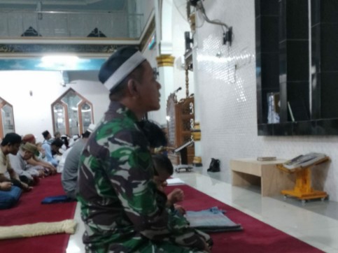 Seorang Babinsa Kodim 1420/Sidrap melaksanakan shalat subuh berjamaah bersama warga di masjid wilayah binaannya sebagai bagian dari kegiatan Safari Subuh dan Komunikasi Sosial.
