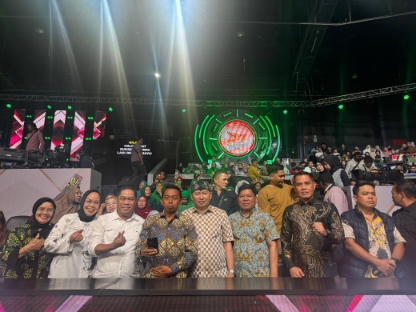 Bupati Sidrap beserta para pendukung Syaqirah dari Kabupaten Sidrap berpose bersama di Studio 5 Indosiar, Jakarta, seusai konser Dangdut Academy 7 yang mengantarkan Syaqirah lolos ke babak Top 8.